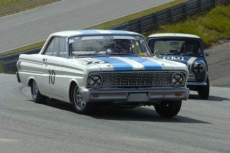 I de historiske klasser vil man kunne opleve et bredt udsnit af standard- og sportsvogne fra tiden før ABS-bremserne blev opfundet. Her er en Ford Falcon og en Mini Cooper i aktion på Ring Djursland.
